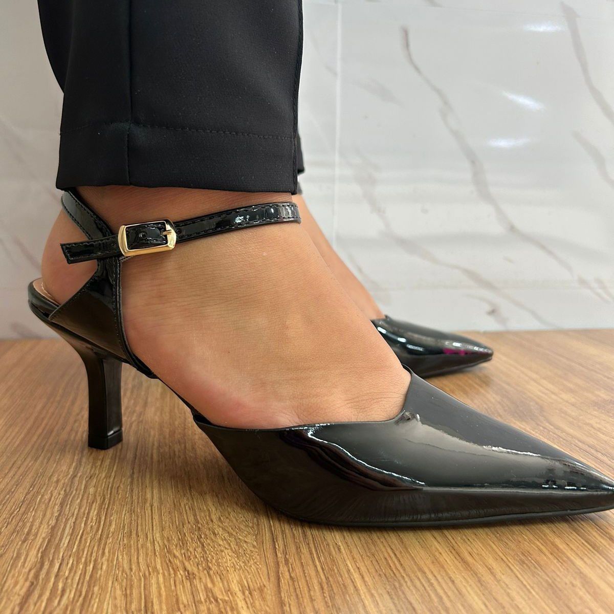 Scarpin Offline Fivelas Slingback  Preto Verniz - Império  Calçados