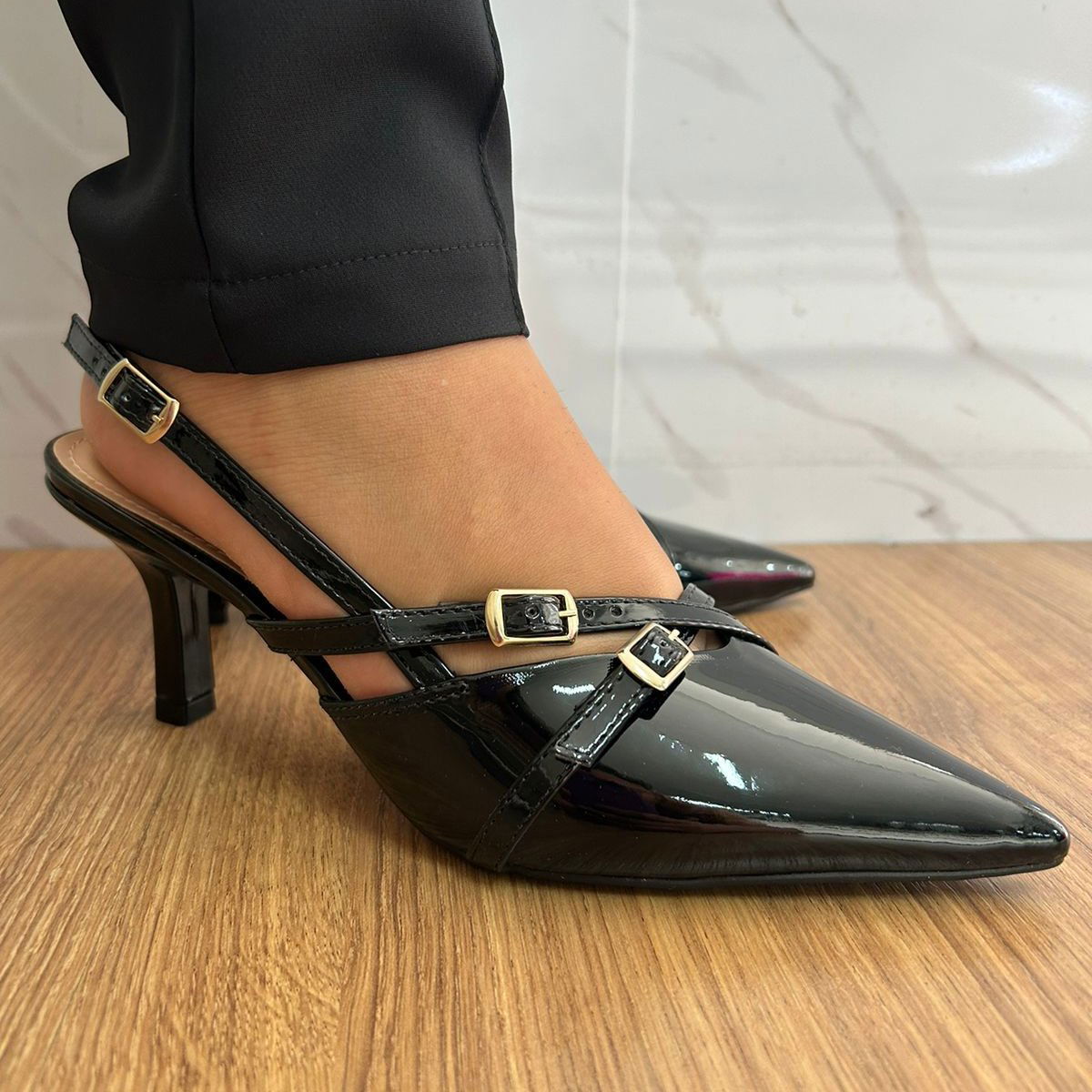 Scarpin Offline Fivelas Slingback preto Verniz - Império  Calçados